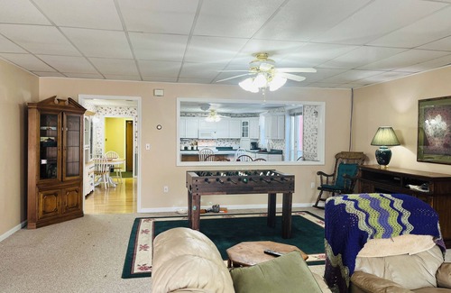 Berlin Apartamento | Large 3BR/2BA, Best NH Skiing/SkiDoo, Main St, Berlin, Huge Dining Area, 68" TV