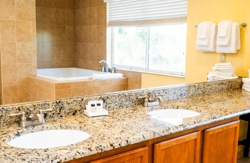 Florida Central Atlantic Coast Complejo | Large 3BR Unit with 2 Kitchens - 5 Minutes From Animal Kingdom - Avail Dec 19-26