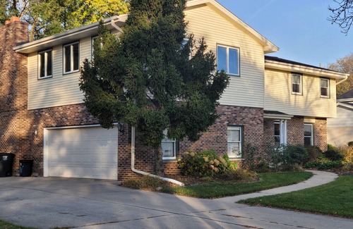 Brookfield Casa | Large 4 bd 2.5 ba 2.5 att garage suburaban Milwaukee home convenient quiet area