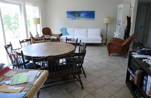 East Side Costa Mesa Casa | Large 4 BD/ 3 BA Back Bay Family Living, Beach and Shopping