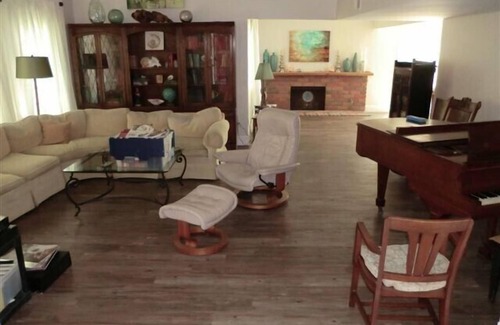 East Side Costa Mesa Casa | Large 4 BD/ 3 BA Back Bay Family Living, Beach and Shopping