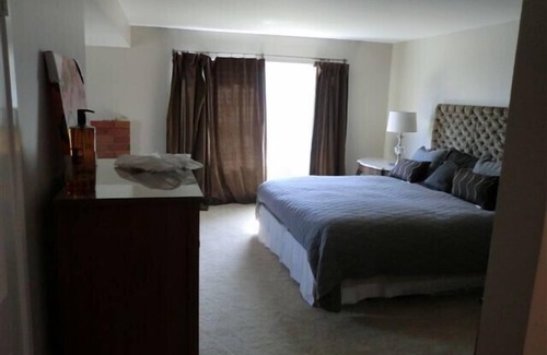 East Side Costa Mesa Casa | Large 4 BD/ 3 BA Back Bay Family Living, Beach and Shopping