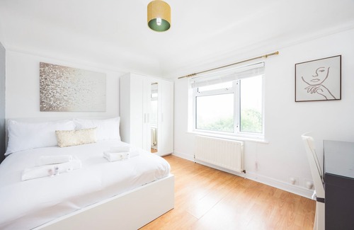 Caterham Casa | Large 4 Bed House | Sleeps 8