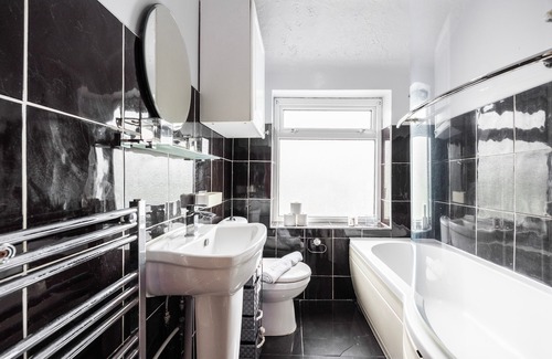 Caterham Casa | Large 4 Bed House | Sleeps 8