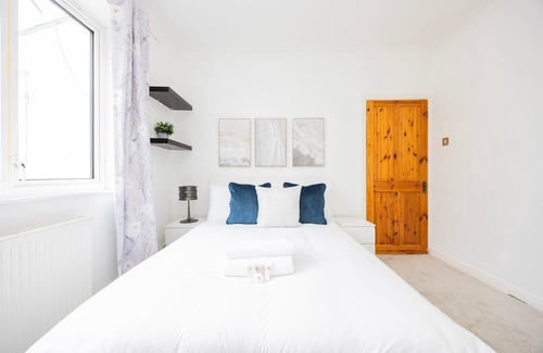 Caterham Casa | Large 4 Bed House | Sleeps 8