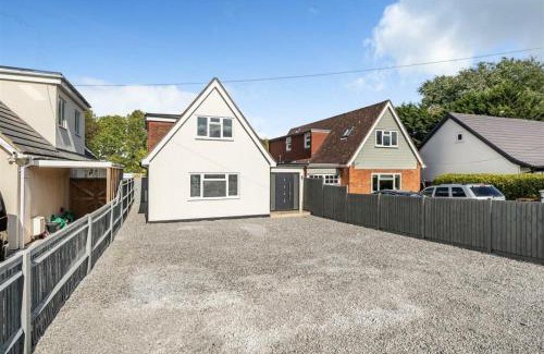 Winnersh Casa | Large 4 Bed Hse, Sleeps 7, 3 BTH, Drive PRKG-4 Cars, M4-A329, Shinfield Studios, 10mins, Reading, Ascot & Legoland 20mins, Film Crew, Contractor & Family Friendly
