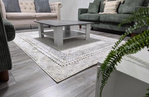 Winnersh Casa | Large 4 Bed Hse, Sleeps 7, 3 BTH, Drive PRKG-4 Cars, M4-A329, Shinfield Studios, 10mins, Reading, Ascot & Legoland 20mins, Film Crew, Contractor & Family Friendly