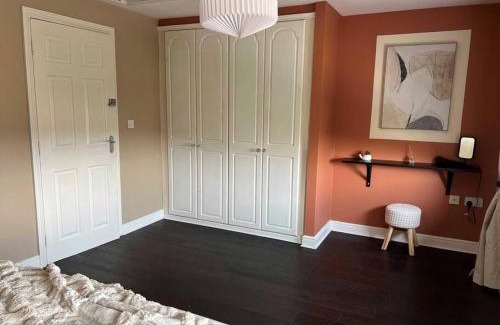 Great Sankey Casa | Large 4 Bedroom 3 Bathroom Town House with Secure Parking by Amazing Spaces Relocations Ltd
