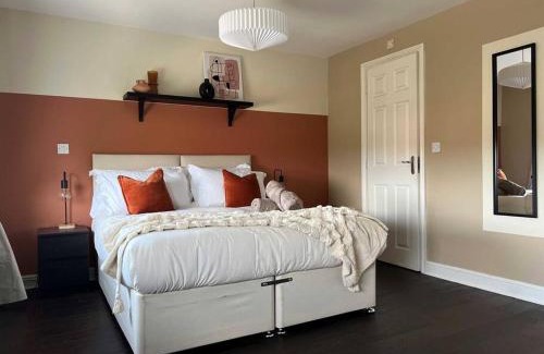 Great Sankey Casa | Large 4 Bedroom 3 Bathroom Town House with Secure Parking by Amazing Spaces Relocations Ltd