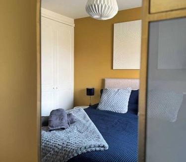 Great Sankey Casa | Large 4 Bedroom 3 Bathroom Town House with Secure Parking by Amazing Spaces Relocations Ltd