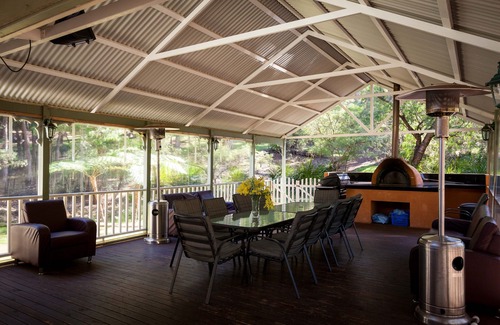 Margaret River Chalet De Esquí | Gran casa de 4 dormitorios con terraza de entretenimiento al aire libre que ofrece un spa y horno de pizza