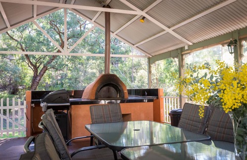 Margaret River Chalet De Esquí | Gran casa de 4 dormitorios con terraza de entretenimiento al aire libre que ofrece un spa y horno de pizza