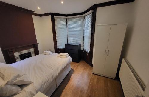 Hammersmith and Fulham Apartamento | Large 4 Bedroom House In Central London