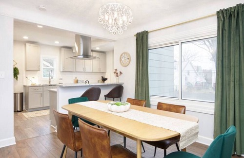 Kamm's Corners Apartamento | Large 4 Bedroom Renovated With Hot Tub & Game Room