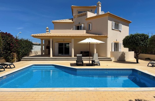 Albufeira Villa | Villa grande de 4 dormitorios con terraza con barbacoa, WIFI, aire acondicionado y piscina privada