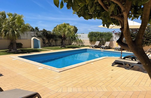 Albufeira Villa | Villa grande de 4 dormitorios con terraza con barbacoa, WIFI, aire acondicionado y piscina privada