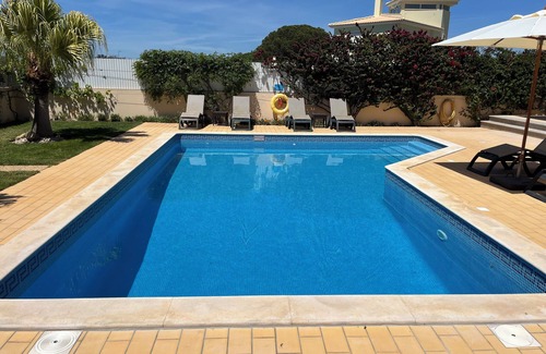Albufeira Villa | Villa grande de 4 dormitorios con terraza con barbacoa, WIFI, aire acondicionado y piscina privada