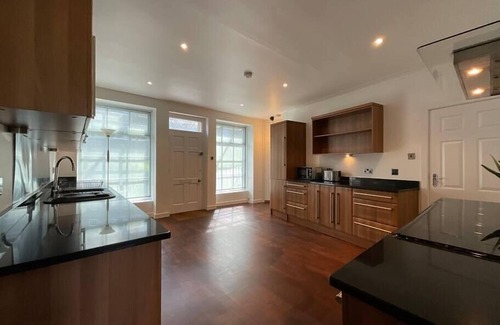 Hepworth Casa | Large 4 double bedroomed townhouse in central