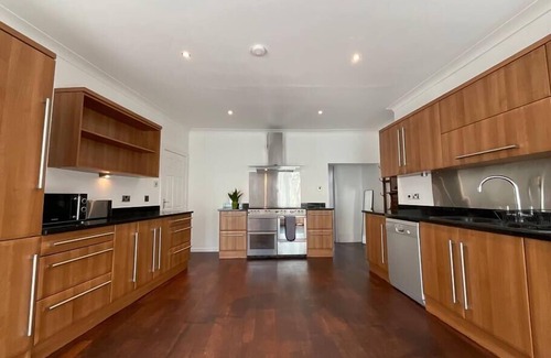 Hepworth Casa | Large 4 double bedroomed townhouse in central