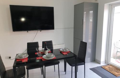Slough Apartamento | Large 4bed house up to 7beds parking Slough Train Station