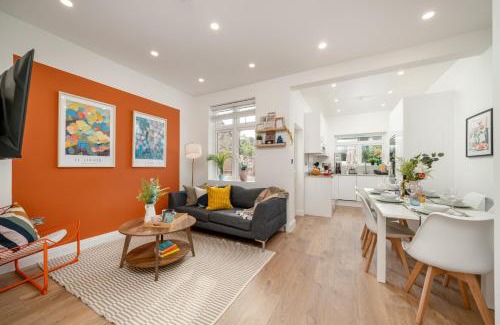 Southbury Casa | Large 4BR Contractor-Friendly House - Sleeps 10 - Free parking - North London