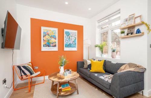 Southbury Casa | Large 4BR Contractor-Friendly House - Sleeps 10 - Free parking - North London