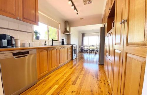 Kooringal Casa | Large 4BR haven with lake views