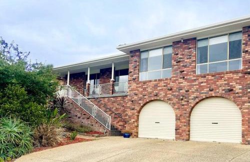 Kooringal Casa | Large 4BR haven with lake views