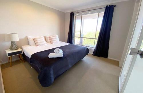 Kooringal Casa | Large 4BR haven with lake views