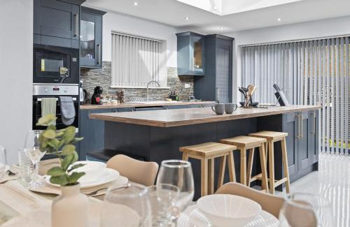 Leicester Casa | Large 4BR Leicester House, Modern, Sleeps 10, M1&M69, Garden, Fast WiFi, Free Secure Parking, Long Stay & Contractors Welcome