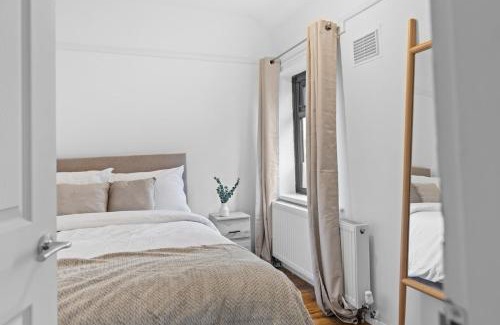Leicester Casa | Large 4BR Leicester House, Modern, Sleeps 10, M1&M69, Garden, Fast WiFi, Free Secure Parking, Long Stay & Contractors Welcome