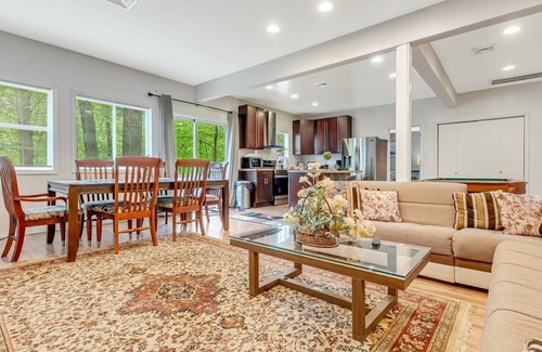 East Stroudsburg Casa | GRANDES 5 BDR, 4 BTH CASA CON 2 TUBOS WRLPL, CA, MESA DE PISCINA Y CERCA DE CAMELBEACH