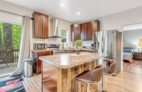 East Stroudsburg Casa | GRANDES 5 BDR, 4 BTH CASA CON 2 TUBOS WRLPL, CA, MESA DE PISCINA Y CERCA DE CAMELBEACH