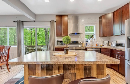 East Stroudsburg Casa | GRANDES 5 BDR, 4 BTH CASA CON 2 TUBOS WRLPL, CA, MESA DE PISCINA Y CERCA DE CAMELBEACH