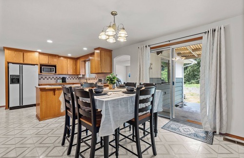 South Tacoma Casa | Large 5 Bed, 3 Bath Rambler sleeps 10 close to hikes/trails near JBLM/Hospitals!