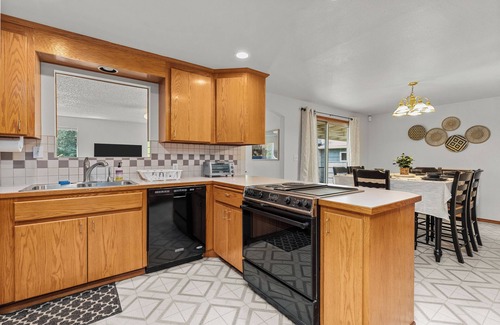South Tacoma Casa | Large 5 Bed, 3 Bath Rambler sleeps 10 close to hikes/trails near JBLM/Hospitals!
