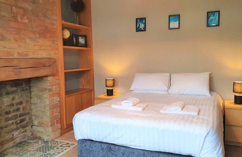Swindon Casa | Large 5 Bed Home Parking 2 Cars, Terrace, Garden