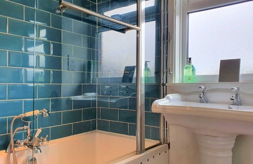 Swindon Casa | Large 5 Bed Home Parking 2 Cars, Terrace, Garden