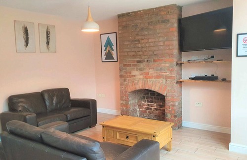 Swindon Casa | Large 5 Bed Home Parking 2 Cars, Terrace, Garden