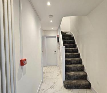 Wandle Valley Casa | Large 5 Bed Home with 3 Baths and Parking