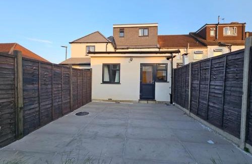 Wandle Valley Casa | Large 5 Bed Home with 3 Baths and Parking