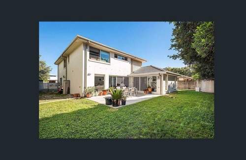 Biggera Waters Casa | Large 5 bedroom home 5 minute walk to Harbour Town