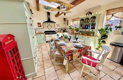 Wimborne Cabaña | Large 5 Bedroom Thatched Cottage - Great Location!