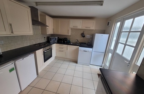 Aberystwyth Casa | Large 5 bedroom town-centre home close to the beach, sleeps 9.