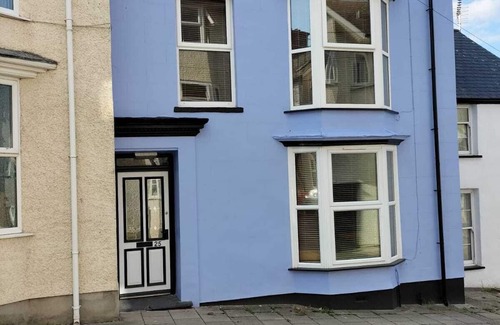 Aberystwyth Casa | Large 5 bedroom town-centre home close to the beach, sleeps 9.