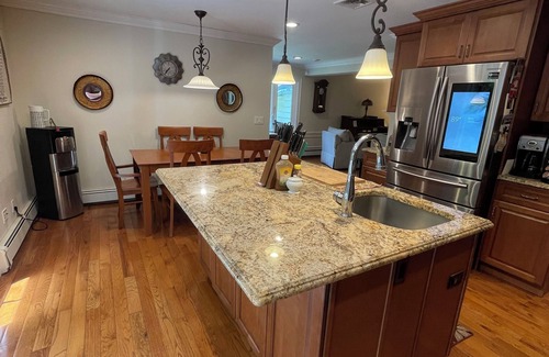 Roslyn Heights Casa | Large 5-Bedroom Home in Roslyn Heights / Ideal for Groups & Families