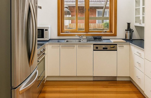 Brighton East Casa | Large 5BR Home-Pool-BBQ-4 CarPark-Central Location