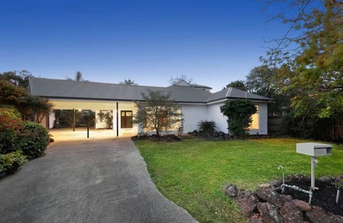 Brighton East Casa | Large 5BR Home-Pool-BBQ-4 CarPark-Central Location