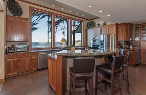 Neskowin Casa | 6 BDRM FRENTE AL MAR CON VISTAS INCREÍBLES, TINA CALIENTE, WIFI para 16 personas, acceso a la playa