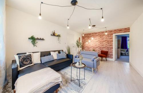Ashton in Makerfield Casa | Large 6-Bed house, Free Parking & Motorway Access